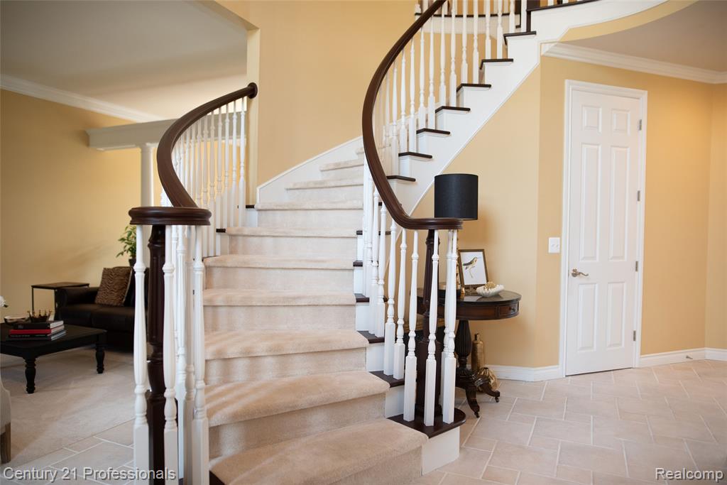 916 Majestic - Photo 3