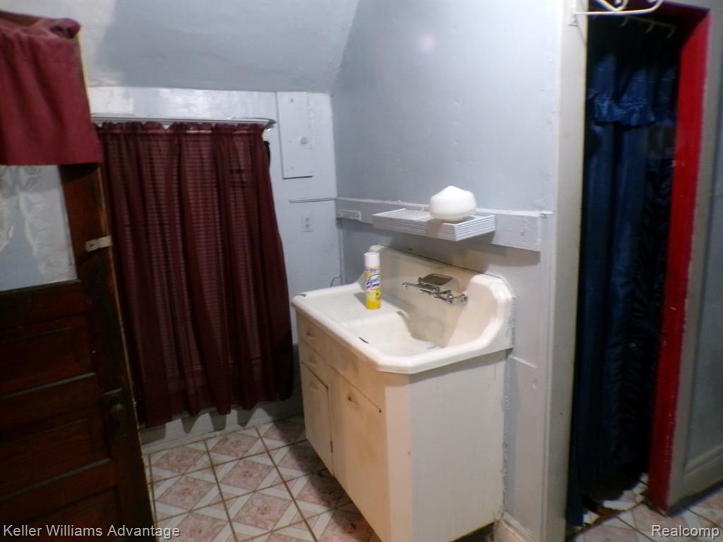 5111 SEYBURN Street, Detroit, MI 48213 — Photo 2