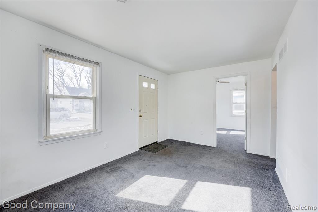 555 E Mahan Avenue, Hazel Park, MI 48030 — Photo 4