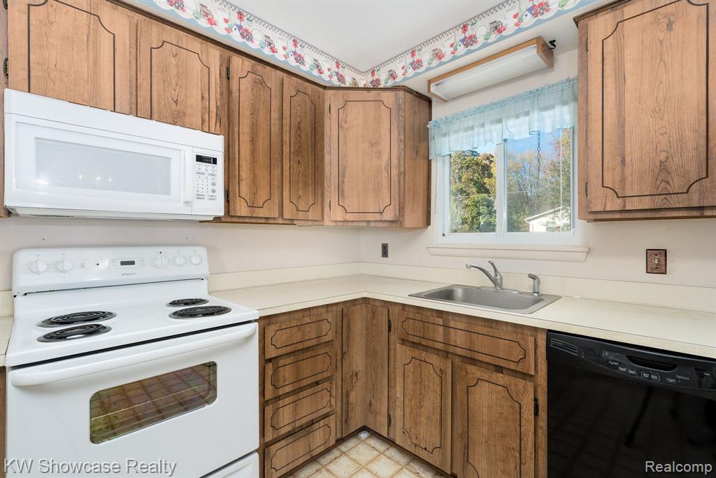 5274 Cooley Lake Road, Waterford, MI 48327 — Photo 27