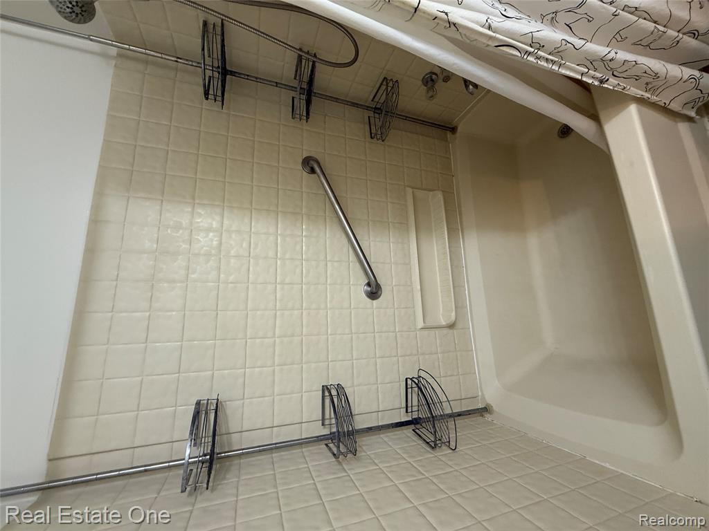 42075 GLORIA Drive, Canton, MI 48187 — Photo 27