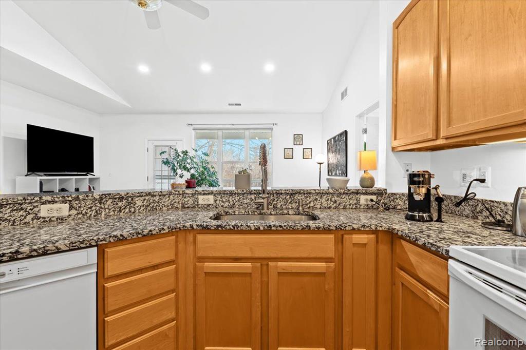 8105 AUTUMN WOODS Trail, Ypsilanti, MI 48198 — Photo 7