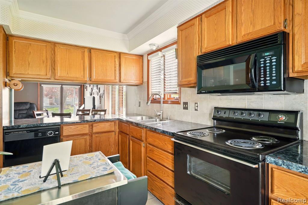 4466 COLONY Court, Swartz Creek, MI 48473 — Photo 12