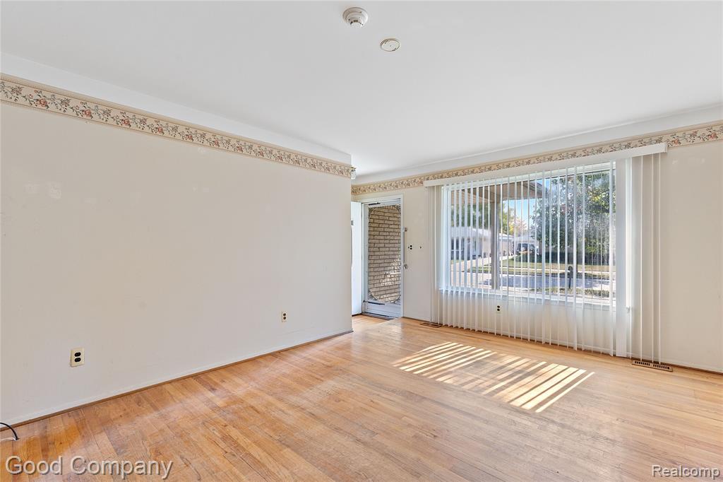 22048 Hampton Court, Woodhaven, MI 48183 — Photo 6