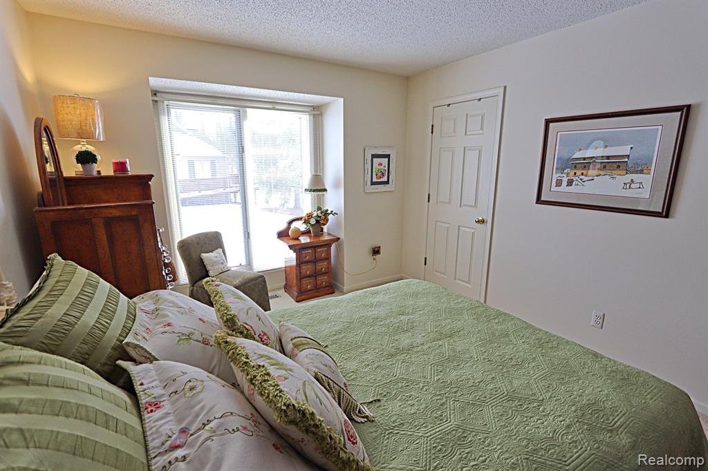 35053 KNOLLWOOD Lane, Farmington Hills, MI 48335 — Photo 41