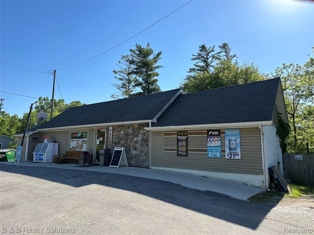 5009 Lapeer Road, Columbiaville, MI 48421 — front exterior