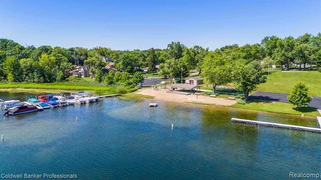 4015 Green Lake Road, West Bloomfield, MI 48324 — Photo 49