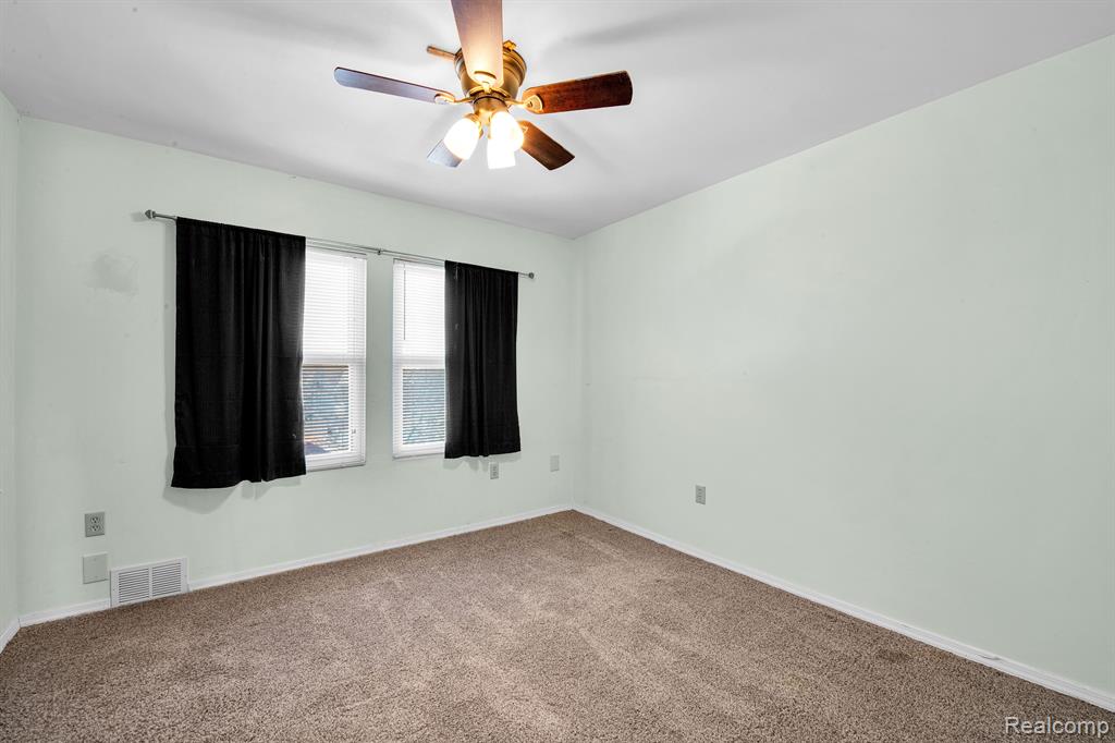 555 CHESTNUT Street, Wyandotte, MI 48192 — Photo 20