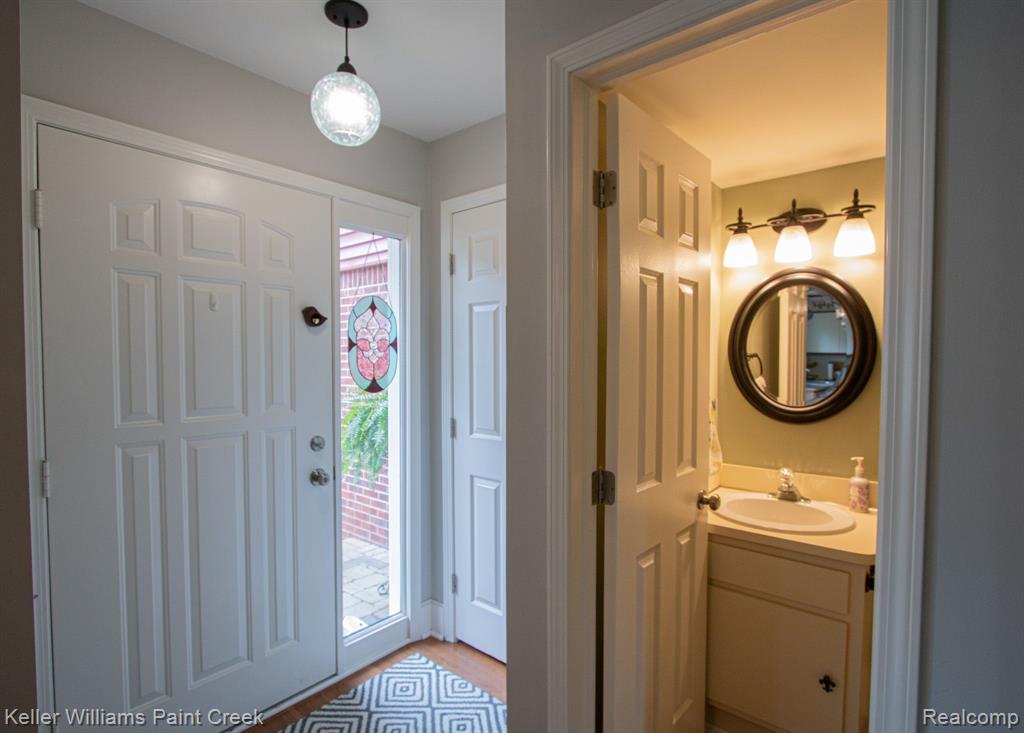 42200 LOCHMOOR Street, Clinton Twp, MI 48038 — Photo 9
