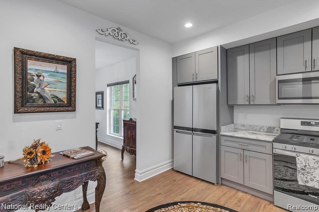 581 VILLAGE Lane, Milford, MI 48381 — Photo 10