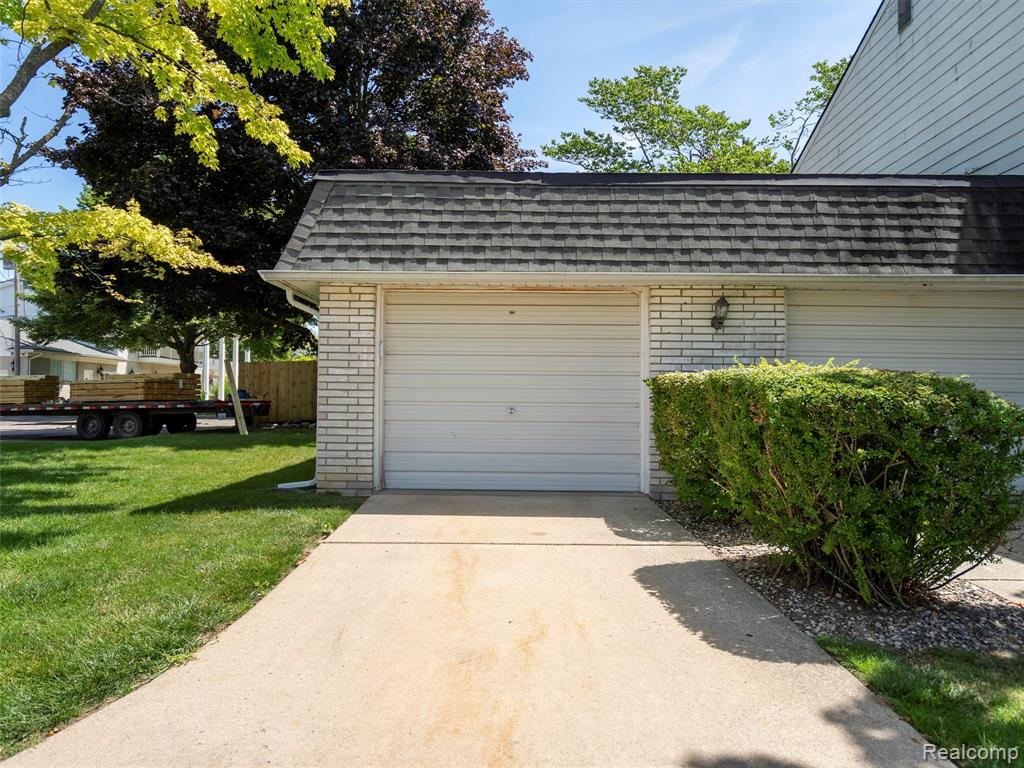 65 Stratford Lane, Rochester Hills, MI 48309 — Photo 3