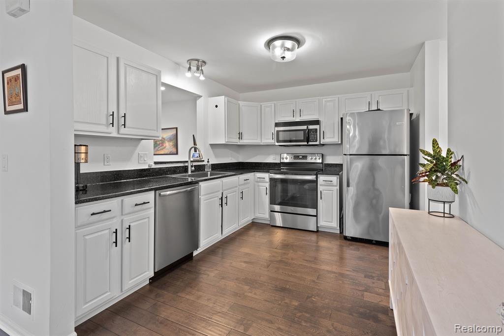 815 PALLISTER Street, Detroit, MI 48202 — Photo 12