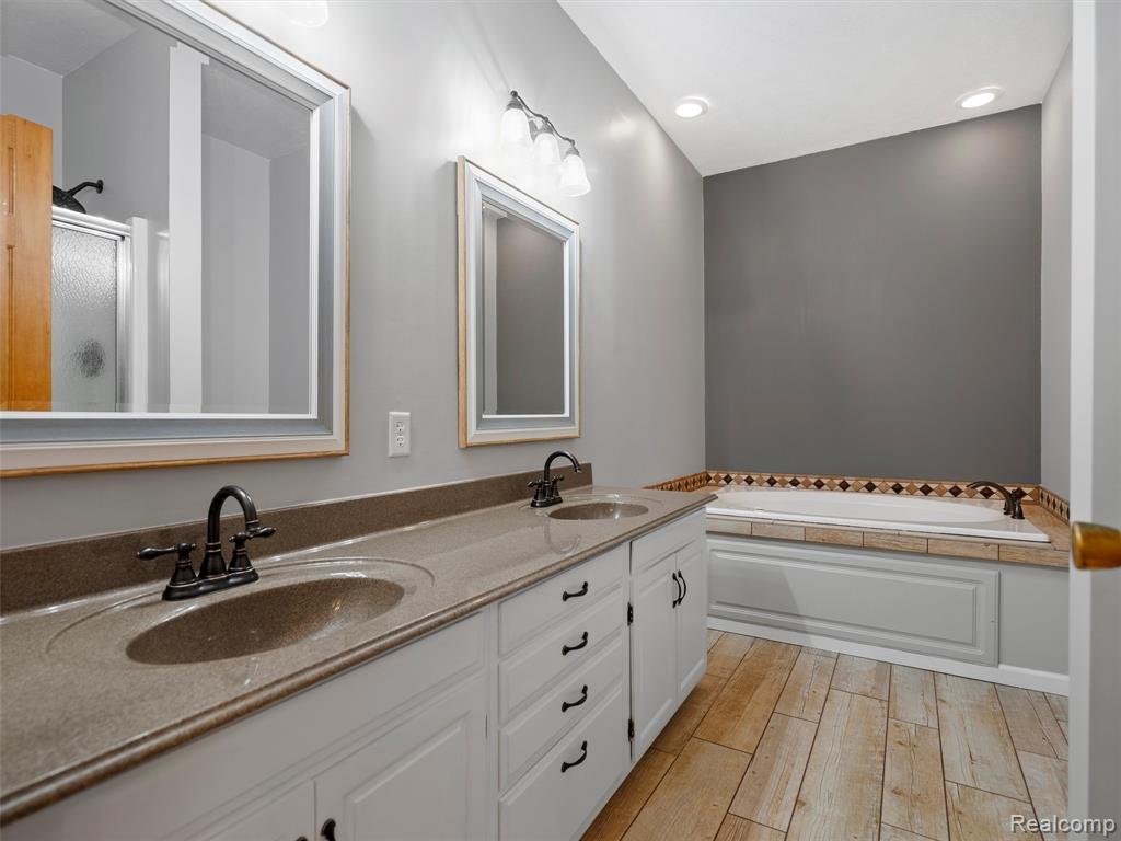 9480 Hartland Road, Fenton, MI 48430 — Photo 19