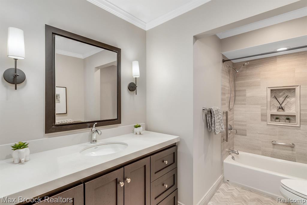 684 Deauville Lane, Bloomfield Hills, MI 48304 — Photo 23