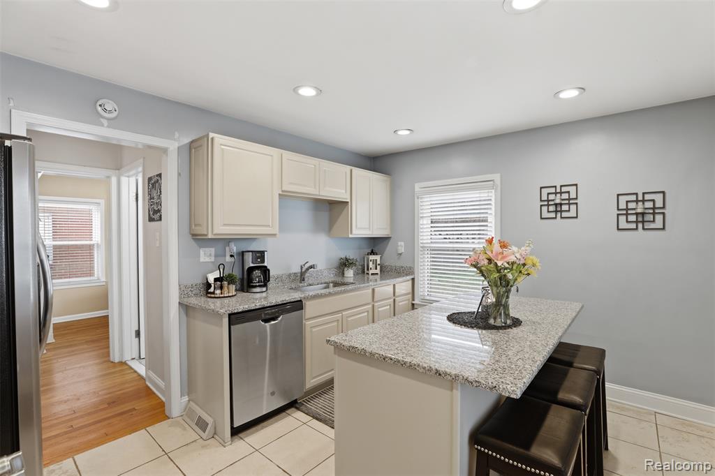 1906 Oxford Road, Grosse Pointe Woods, MI 48236 — Photo 10