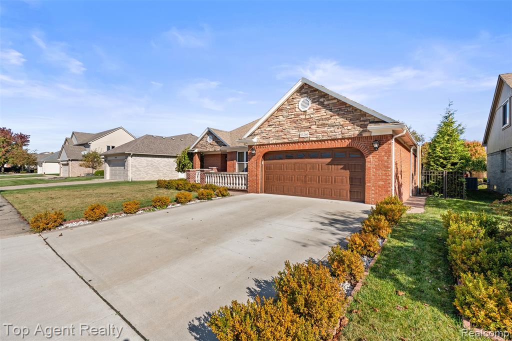 53260 VILLA ROSA Drive, Macomb, MI 48042 — Photo 2