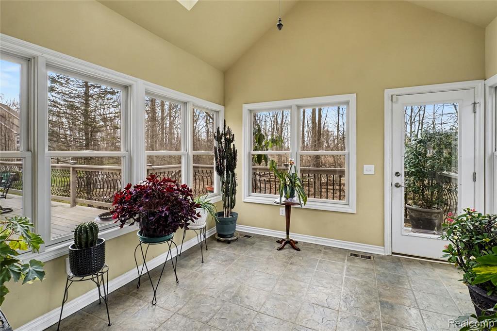 10229 Edgewood Drive, Grand Blanc, MI 48439 — Photo 5