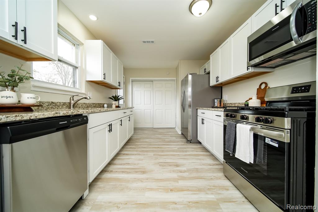 23817 Bredow Avenue, Trenton, MI 48174 — Photo 17