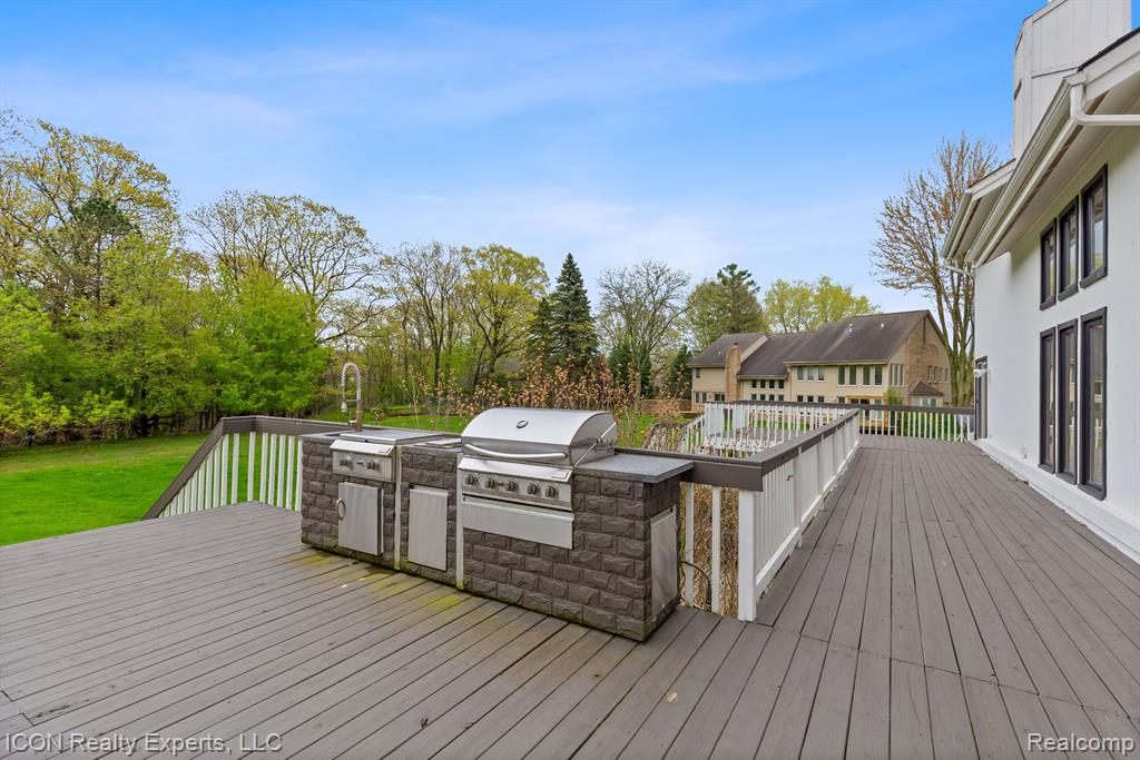 5215 DEER RUN Circle, Orchard Lake Village, MI 48323 — Photo 64