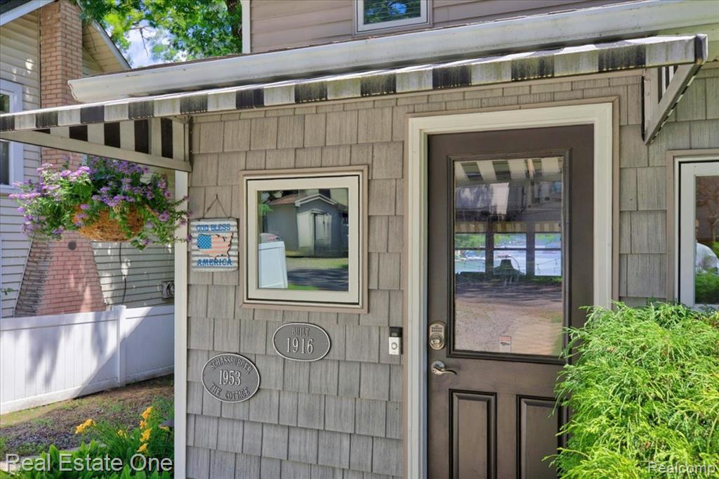 836 Pine Tree Road W, Lake Orion, MI 48362 — Photo 4