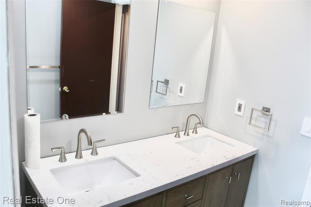 4549 Benjamin Drive, Sterling Heights, MI 48310 — Photo 15