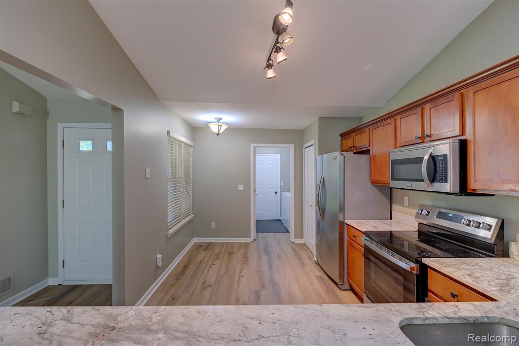 1852 N Kenwyck Drive, Ypsilanti, MI 48198 — Photo 7