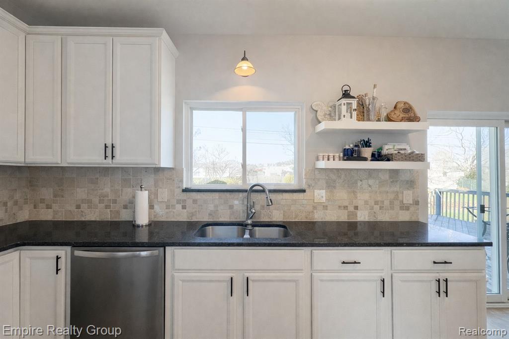 5925 Northridge Circle, Waterford, MI 48327 — Photo 11