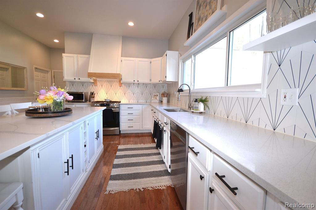 4072 W MAPLE Road, Wixom, MI — Photo 11