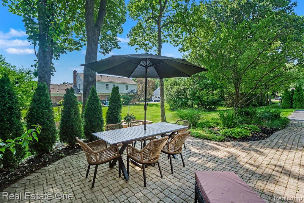 5963 Barnstable Court, West Bloomfield, MI — Photo 32