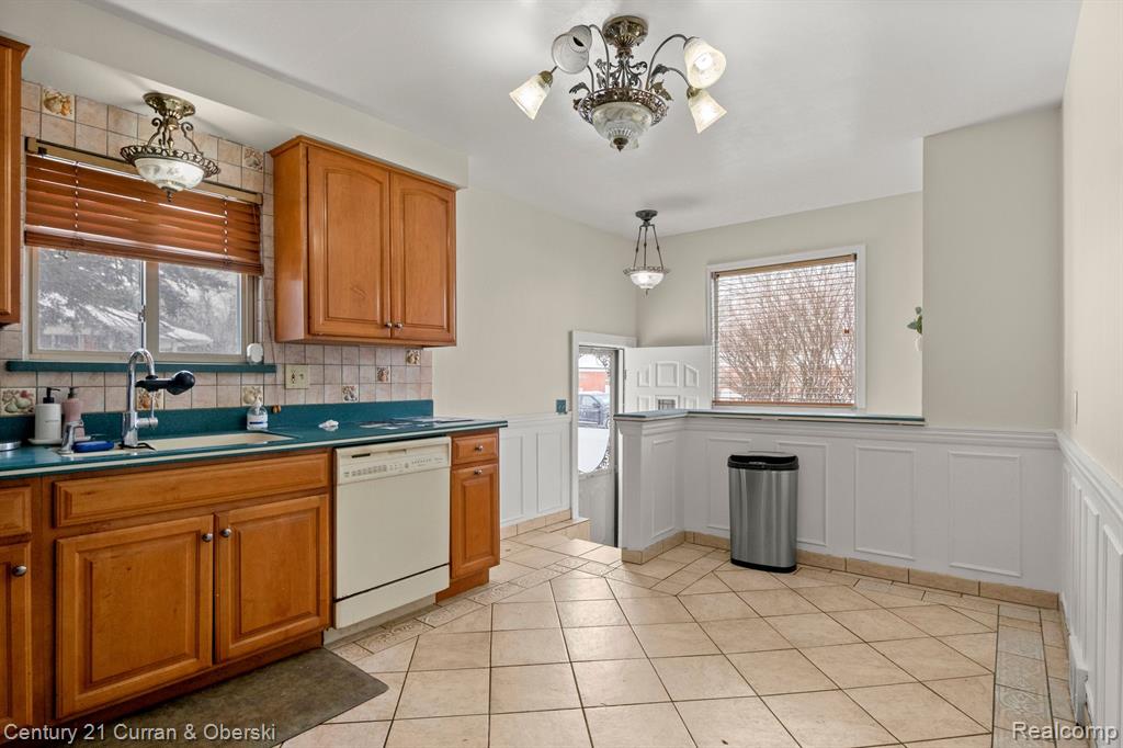 8054 ROBINDALE Avenue, Dearborn Heights, MI 48127 — Photo 9