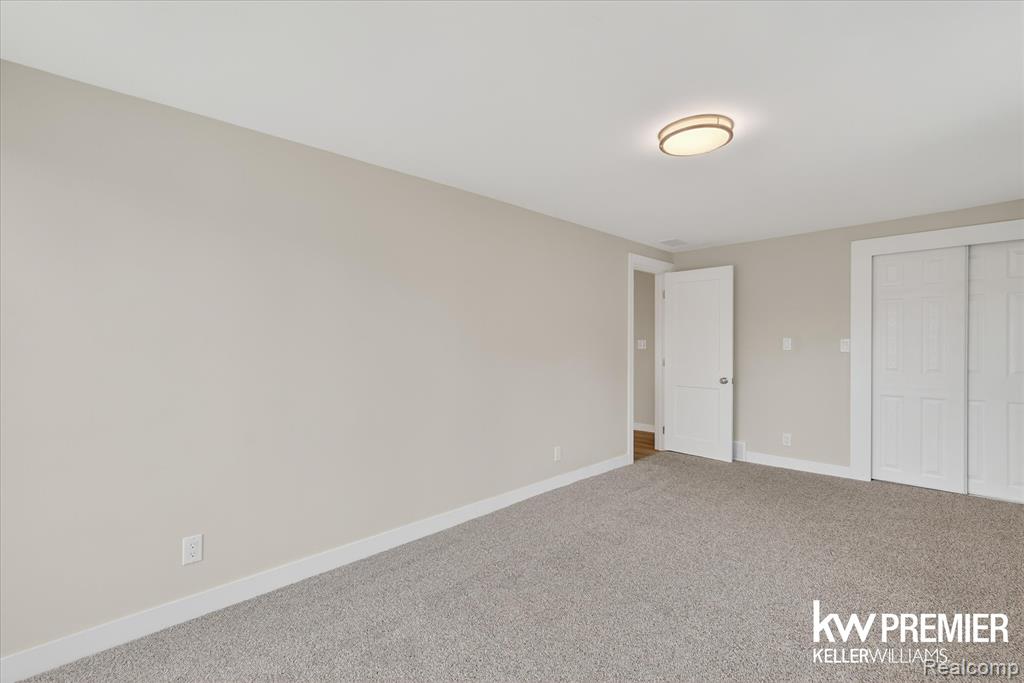 5658 Crescent Road, Waterford, MI 48327 — Photo 28