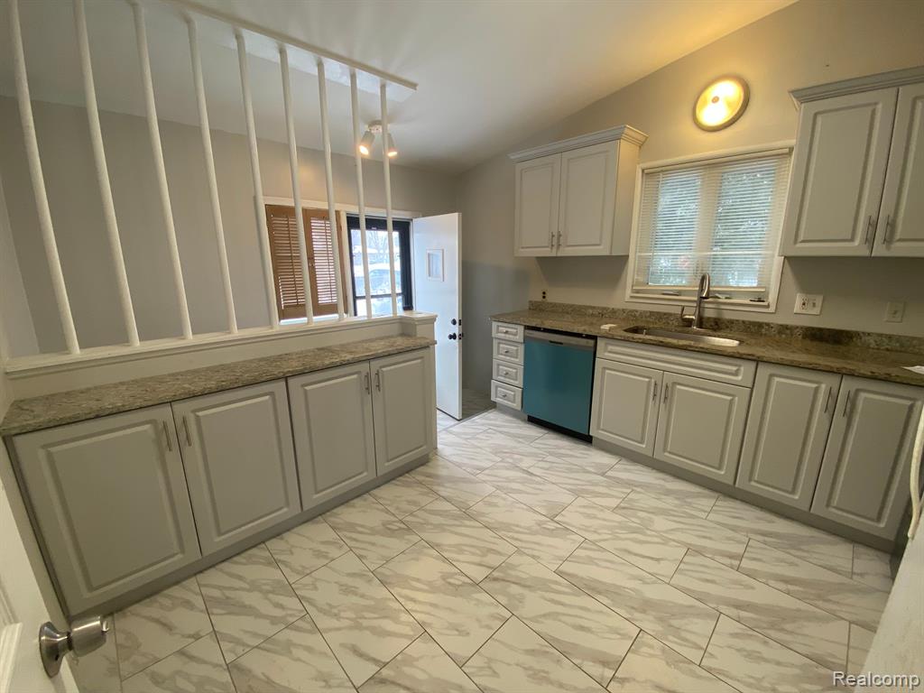 5108 MICHAEL Street, Dearborn Heights, MI 48125 — Photo 7