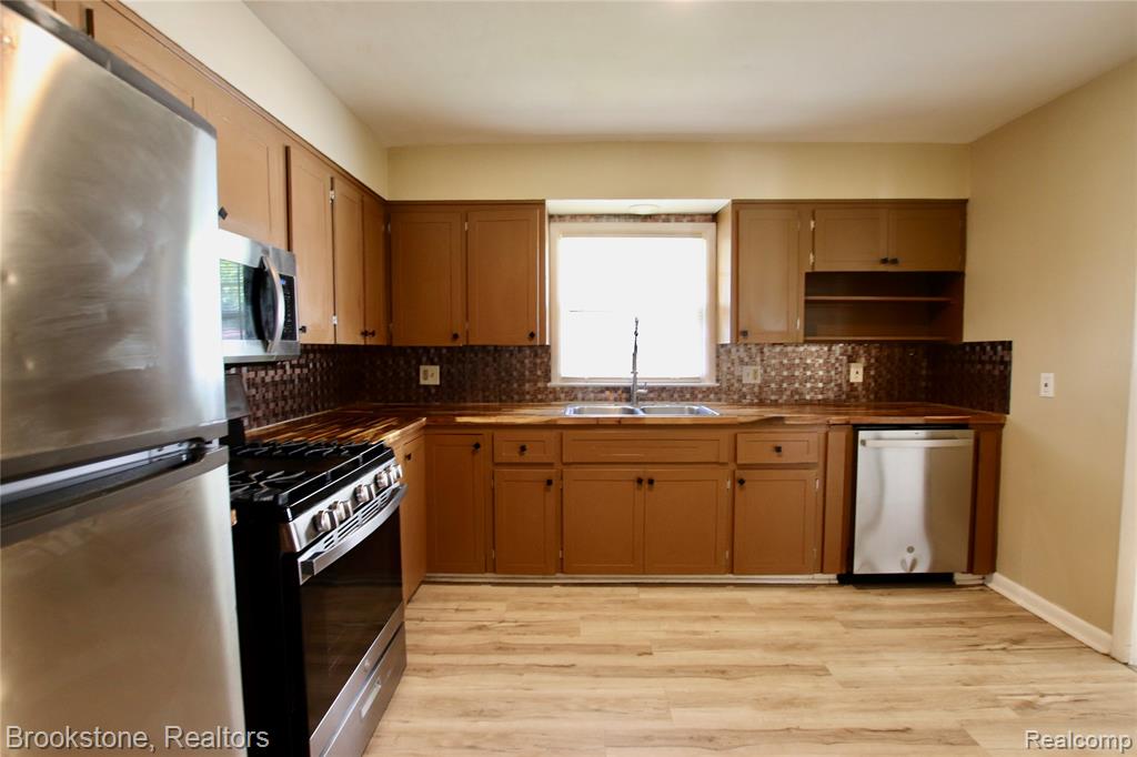 621 Forest Drive, Fenton, MI 48430 — Photo 9