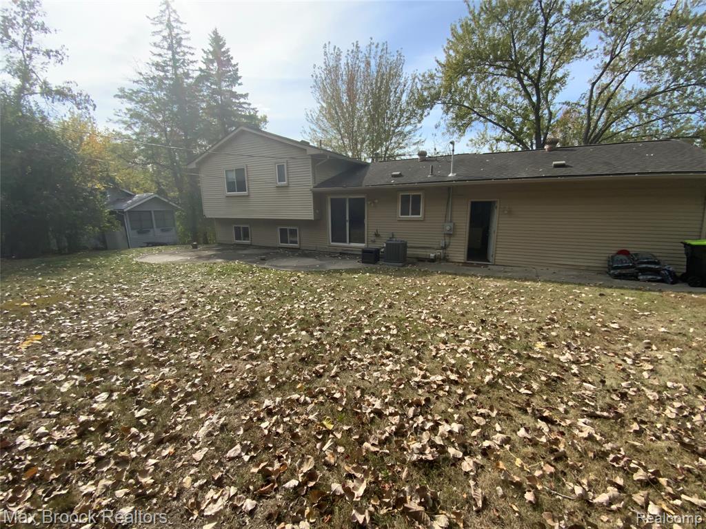 5715 SUNNYCREST Drive, West Bloomfield, MI 48323 — Photo 29