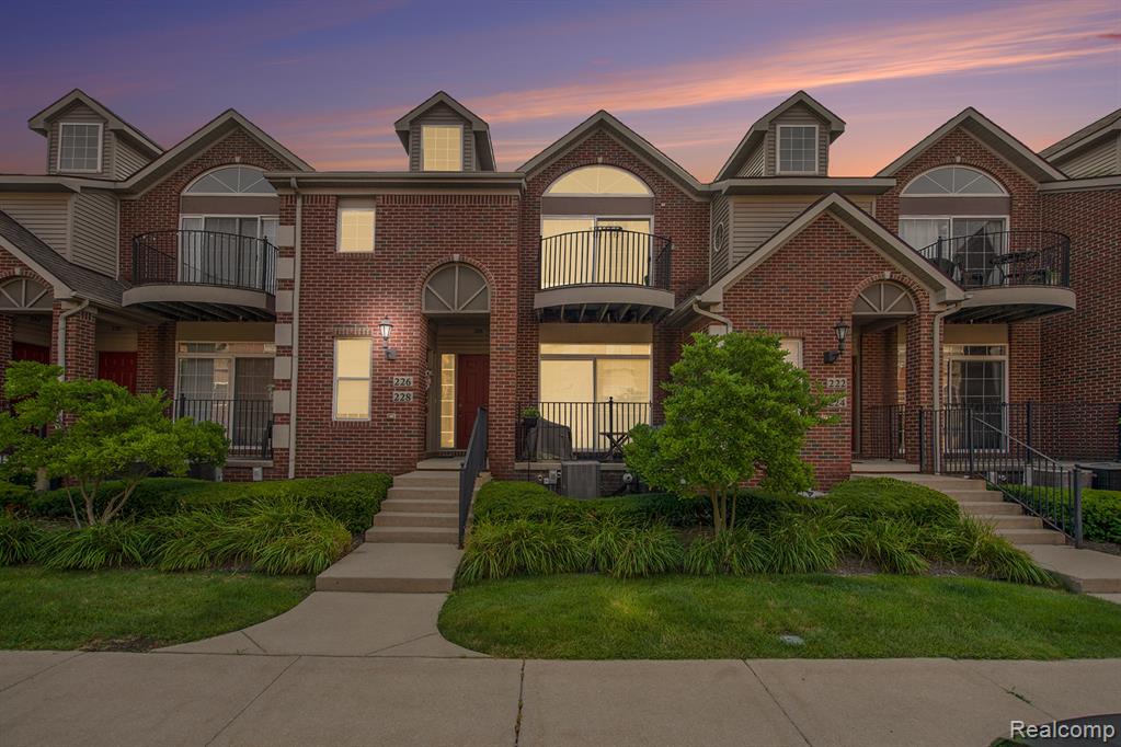 226 W OAKBROOK Drive, Ann Arbor, MI 48103 — Photo 2