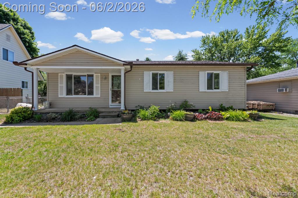 315 Airport Drive, Holly, MI 48442 — front exterior