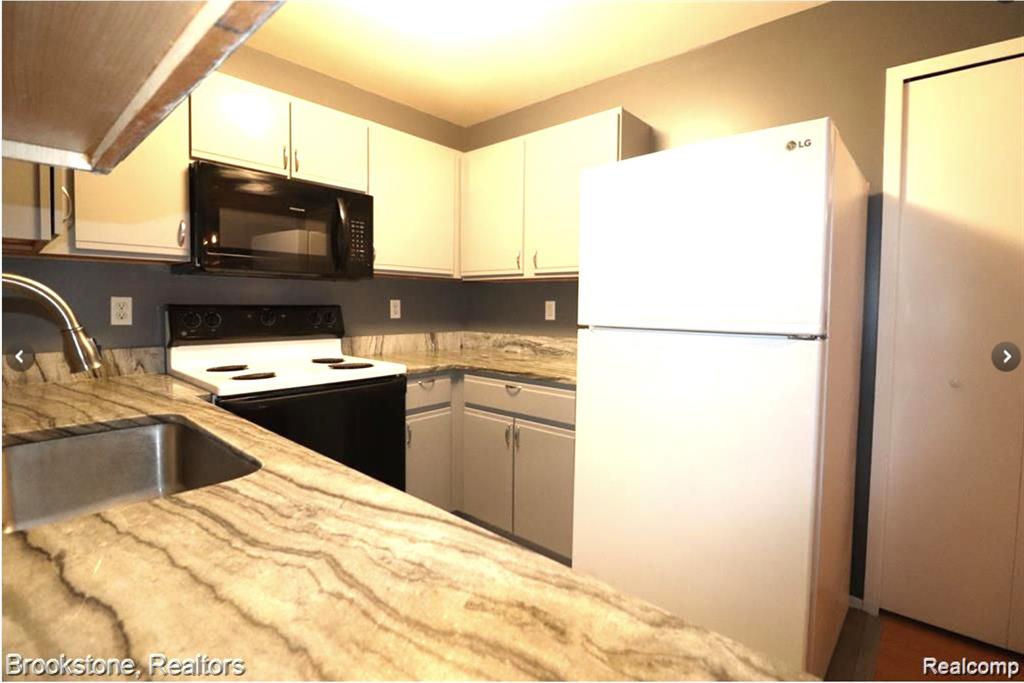 15652 STONE CROSSING Drive, Southfield, MI 48075 — Photo 8