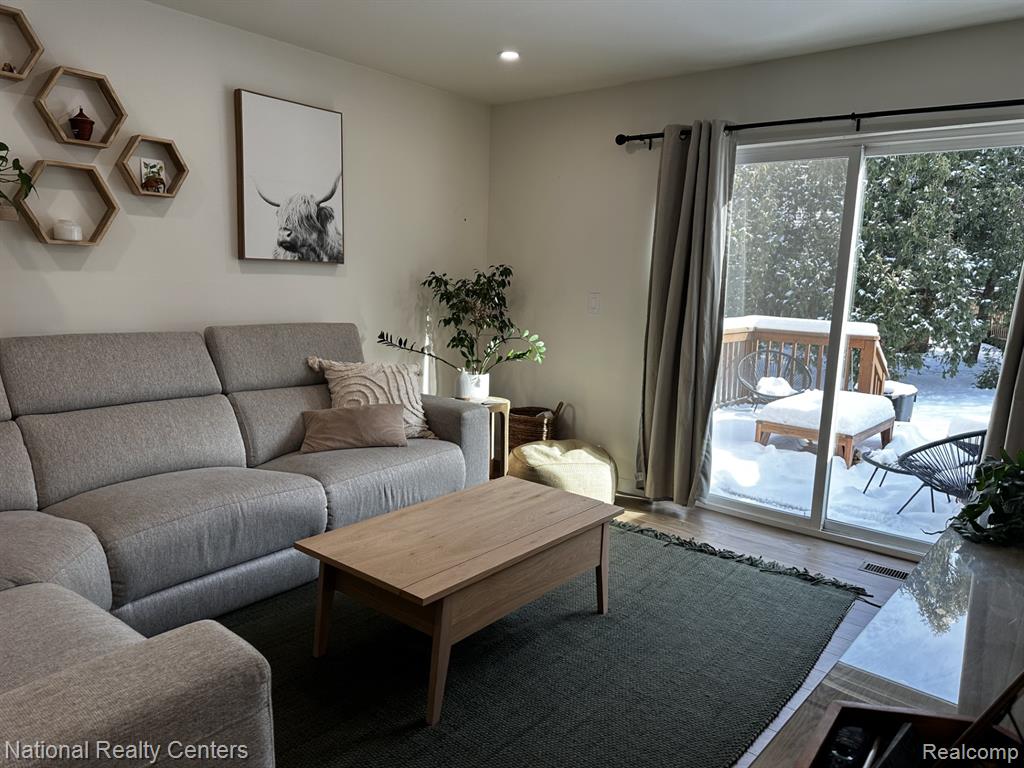 797 Hilldale Circle, Milford, MI 48381 — Photo 11