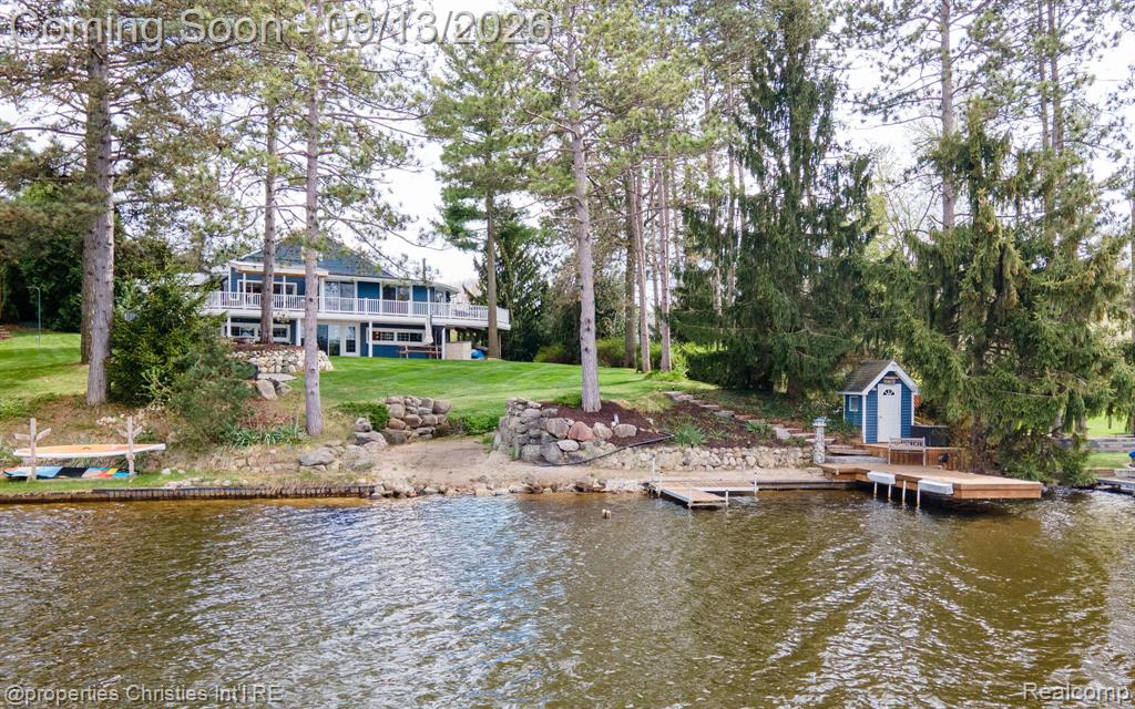 900 Indianwood Road, Lake Orion, MI 48362