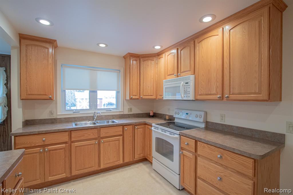 239 Almont Avenue, Almont, MI 48003 — Photo 9