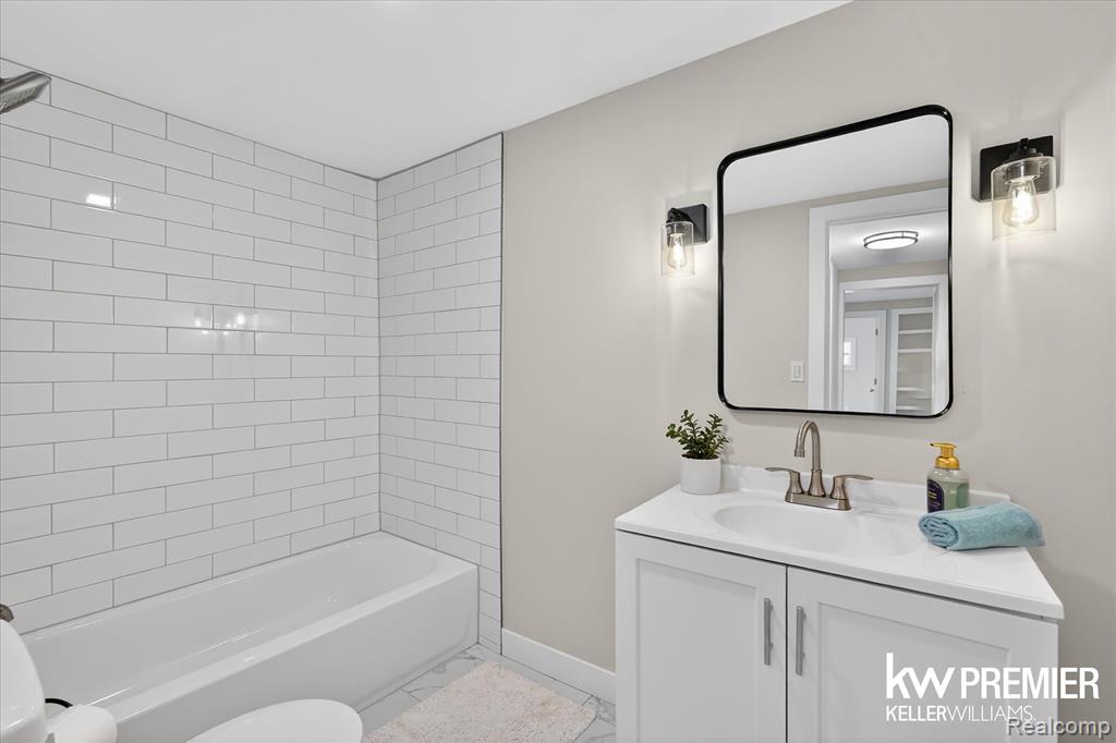 5658 Crescent Road, Waterford, MI 48327 — Photo 25