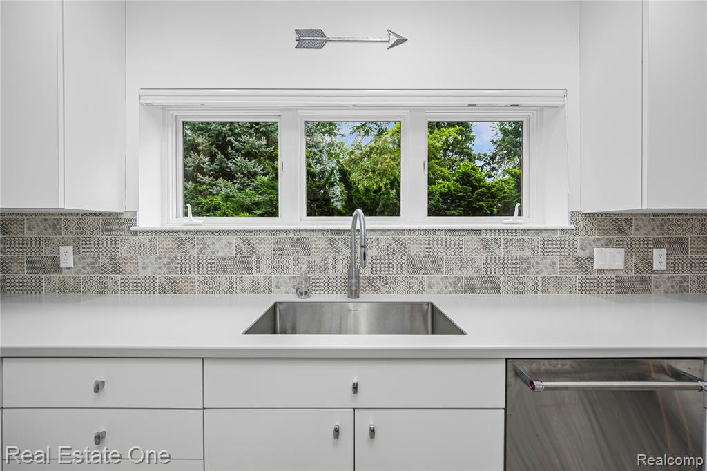 6570 Alden Drive, West Bloomfield, MI 48324 — Photo 32