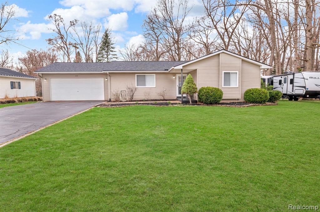 335 DELAWARE Road, Whitmore Lake, MI 48189 — front exterior