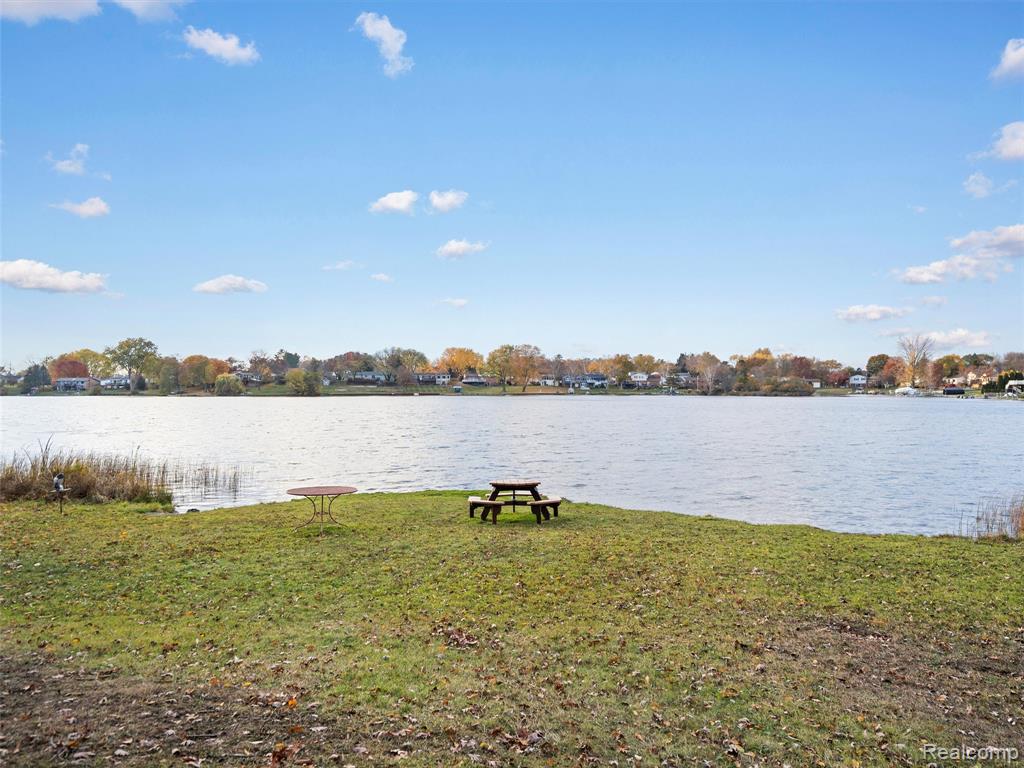 4970 Oak Hill Drive, Waterford, MI 48329 — Photo 38