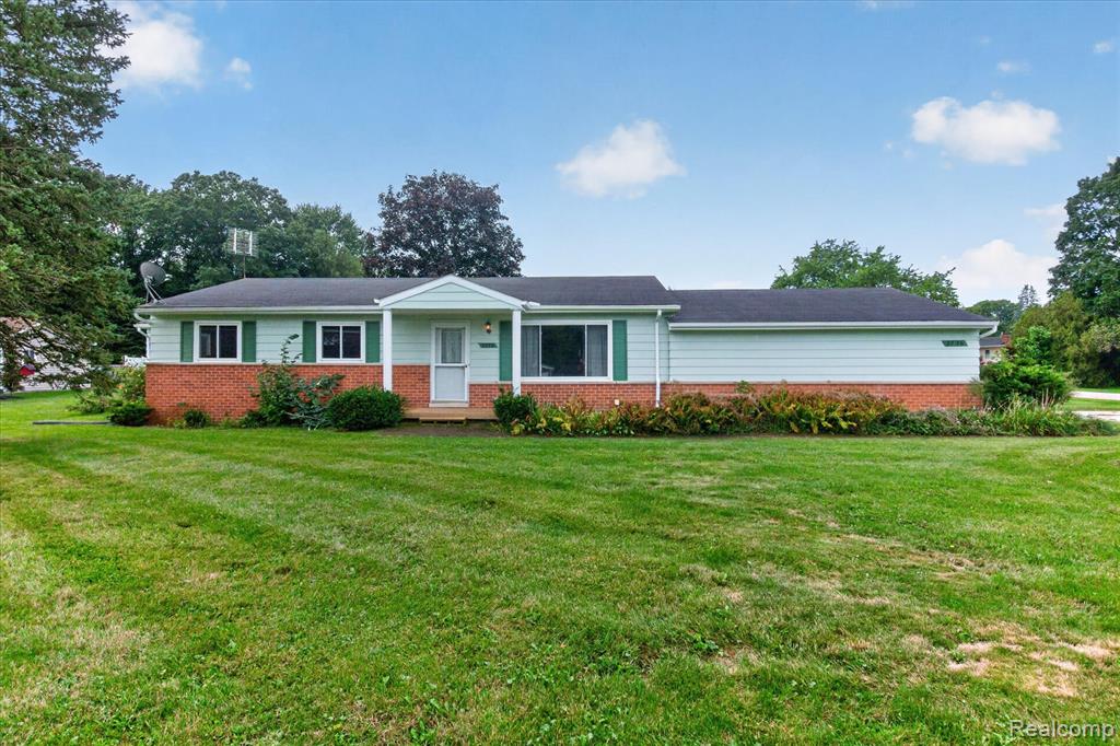 2736 Earl Lake Road, Howell, MI 48843