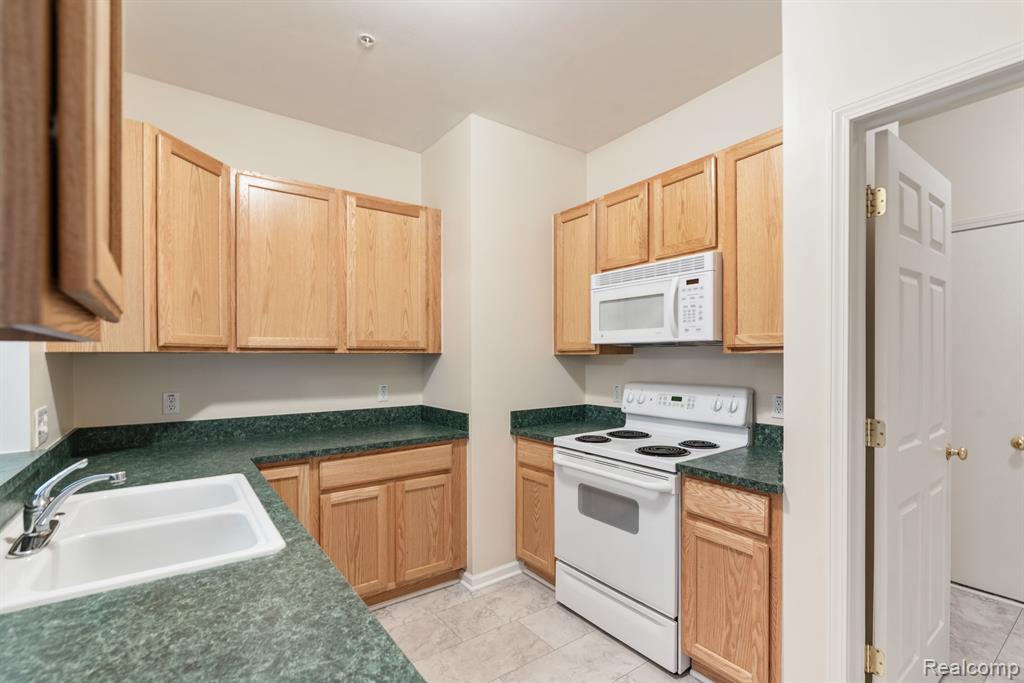 14105 ADDINGTON Drive, Commerce Twp, MI 48390 — Photo 13