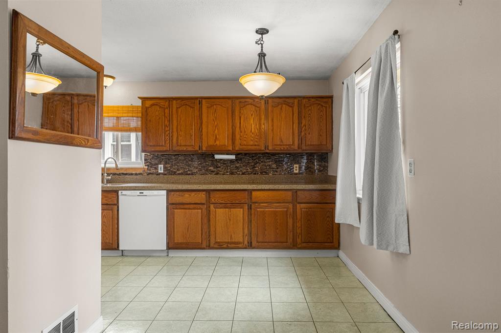 4928 RAYMOND Avenue, Dearborn Heights, MI 48125 — Photo 9