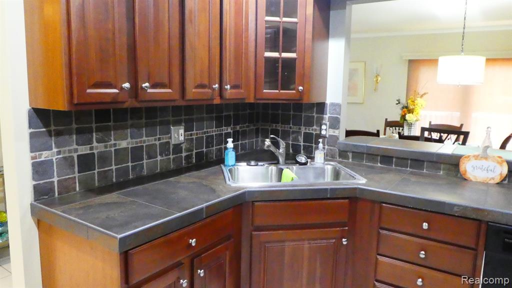 8051 Prestonwood Court, Flushing, MI 48433 — Photo 9