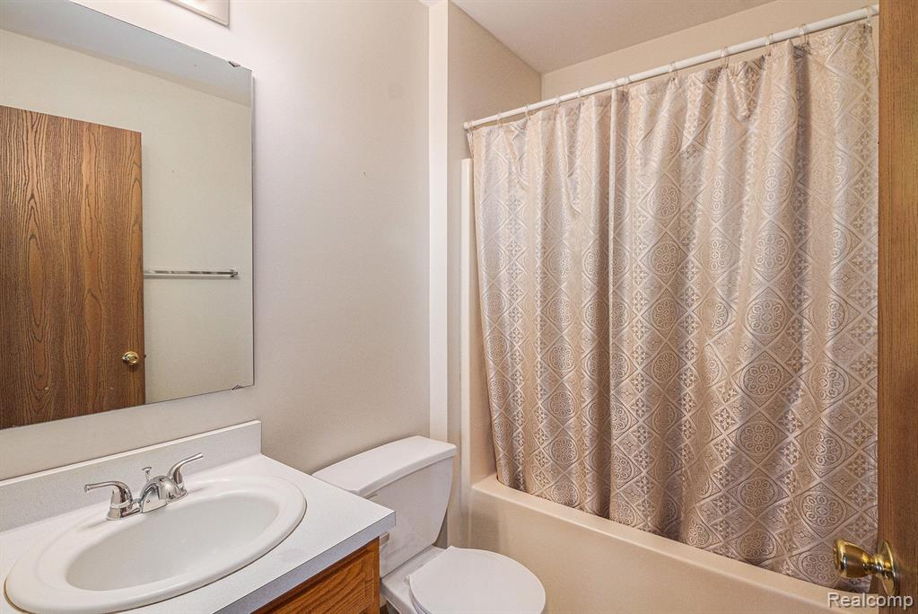 930 N EAST Street, Fenton, MI 48430 — Photo 21