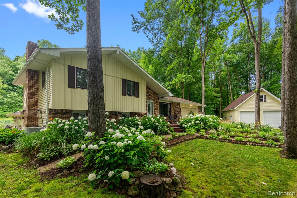 5500 Hartland Road, Fenton, MI 48430 — Photo 2